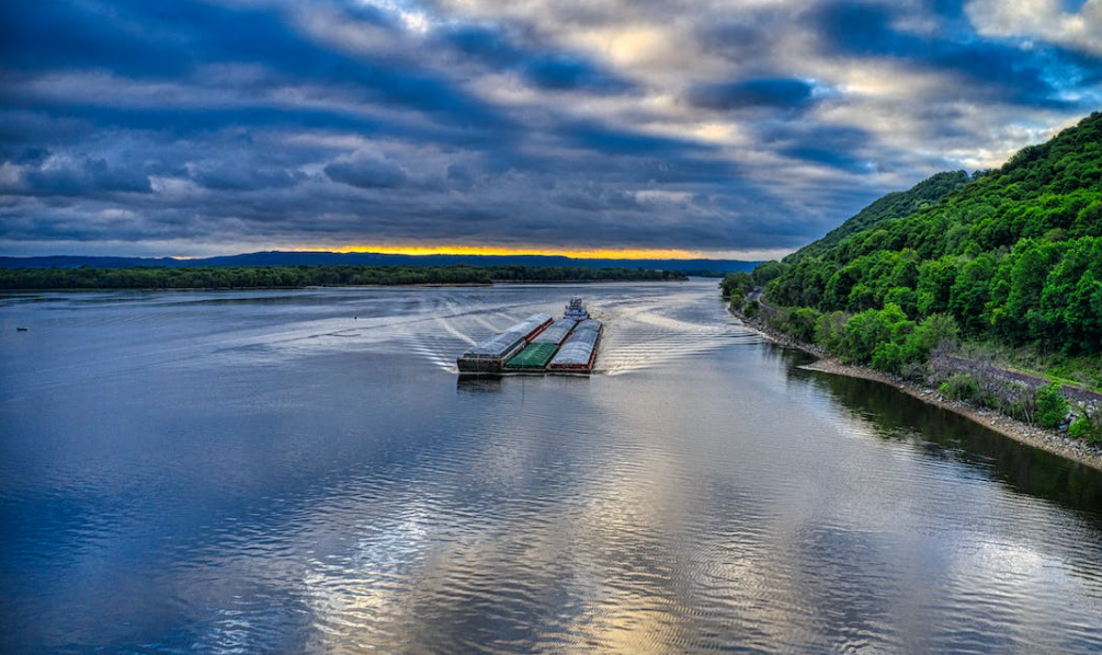发往美国迈阿密的货物，在深圳订舱时需要注意哪些航线和船公司？