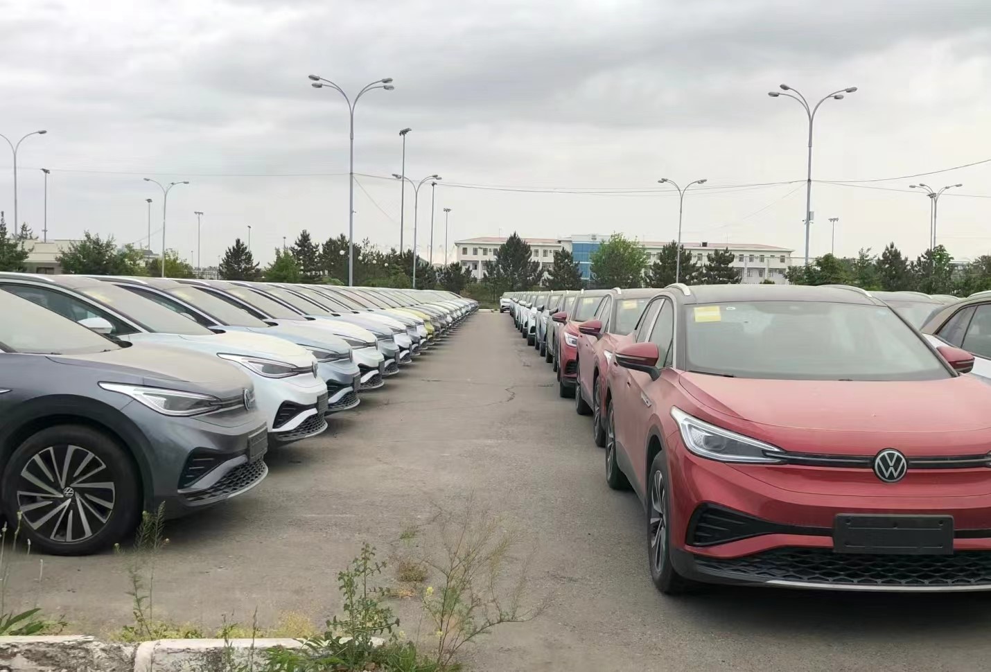 中国汽车“装箱出海”全记录：看我们如何把3台宽体新能源车稳稳送入集装箱